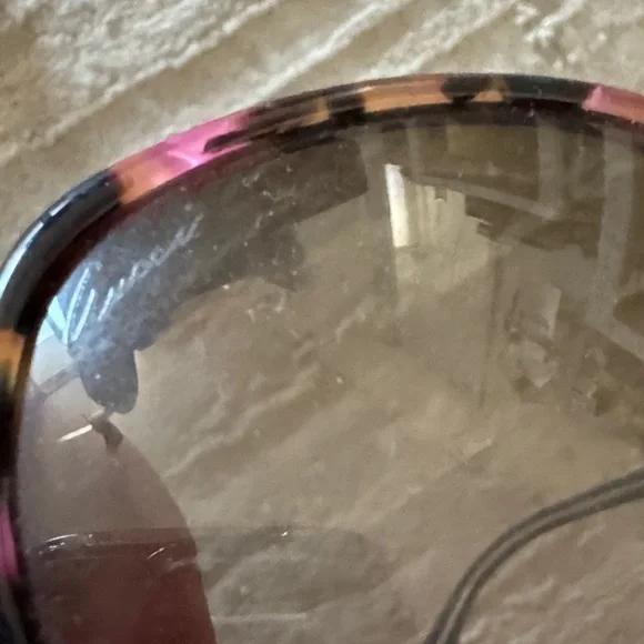 Gucci Tortoiseshell Sunglasses with Pink Accents - Picture 4 of 10